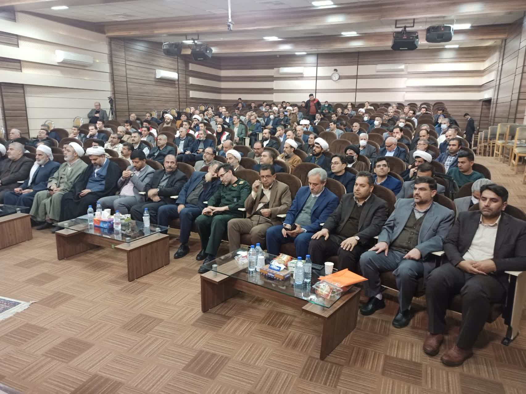 در مراسمی که از طرف ستاد اربعین استان کردستان به منظور تجلیل از دست اندرکاران راهپیمایی اربعین حسینی علیهم السلام برگزار شد